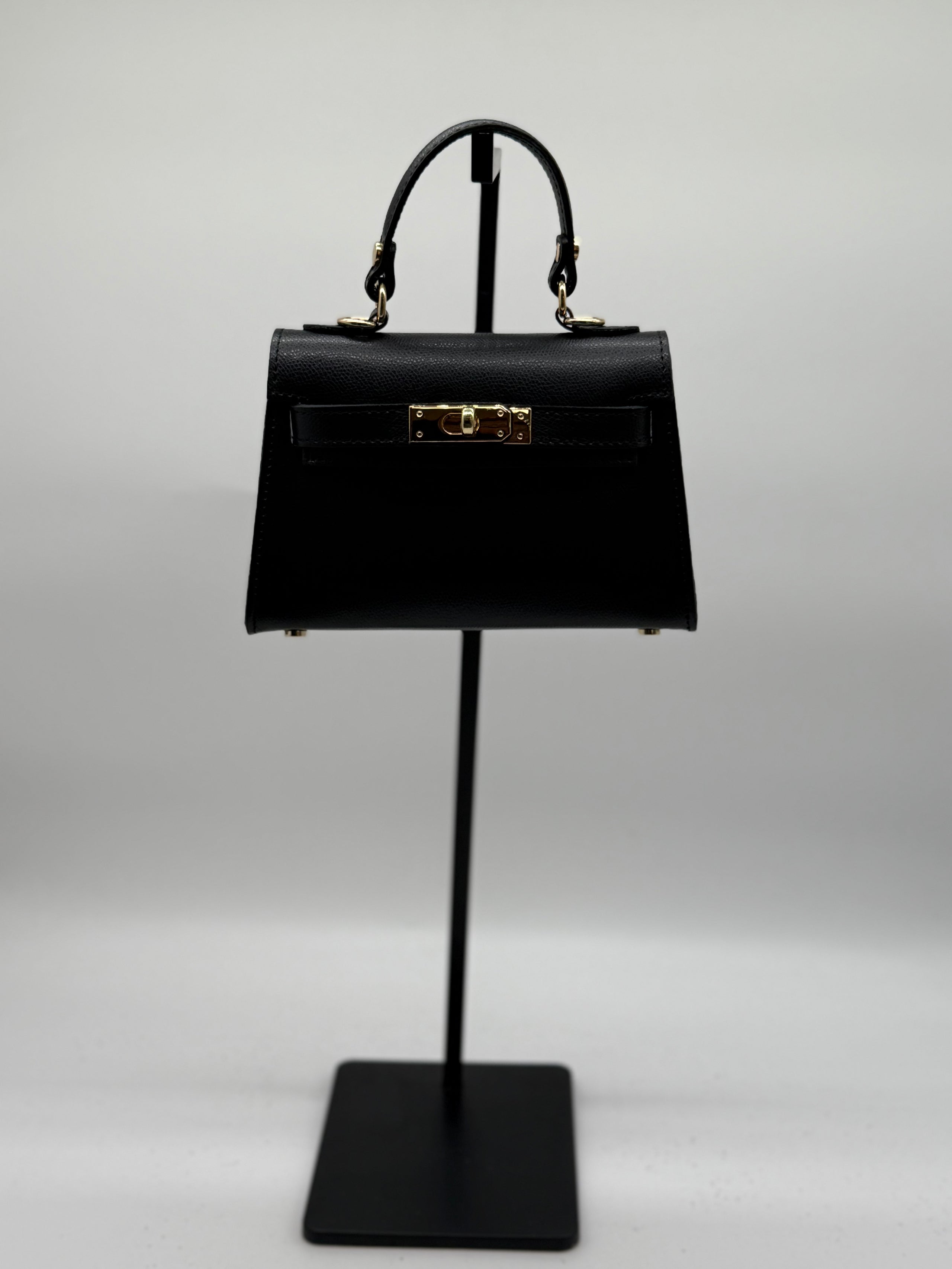 Borsa in vera pelle Made in Italy con tracolla e accessori color oro chiaro.