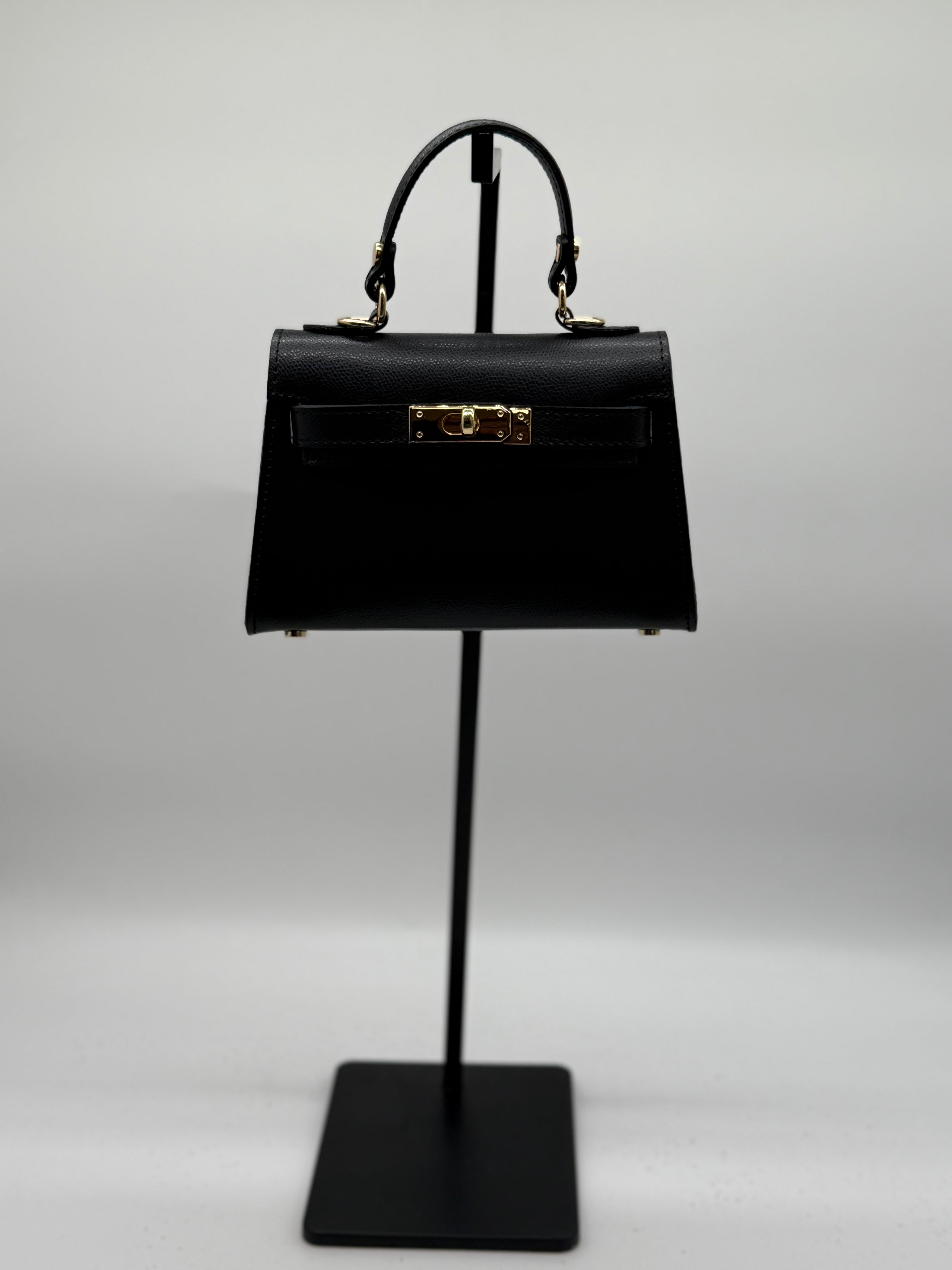 Borsa in vera pelle Made in Italy con tracolla e accessori color oro chiaro.