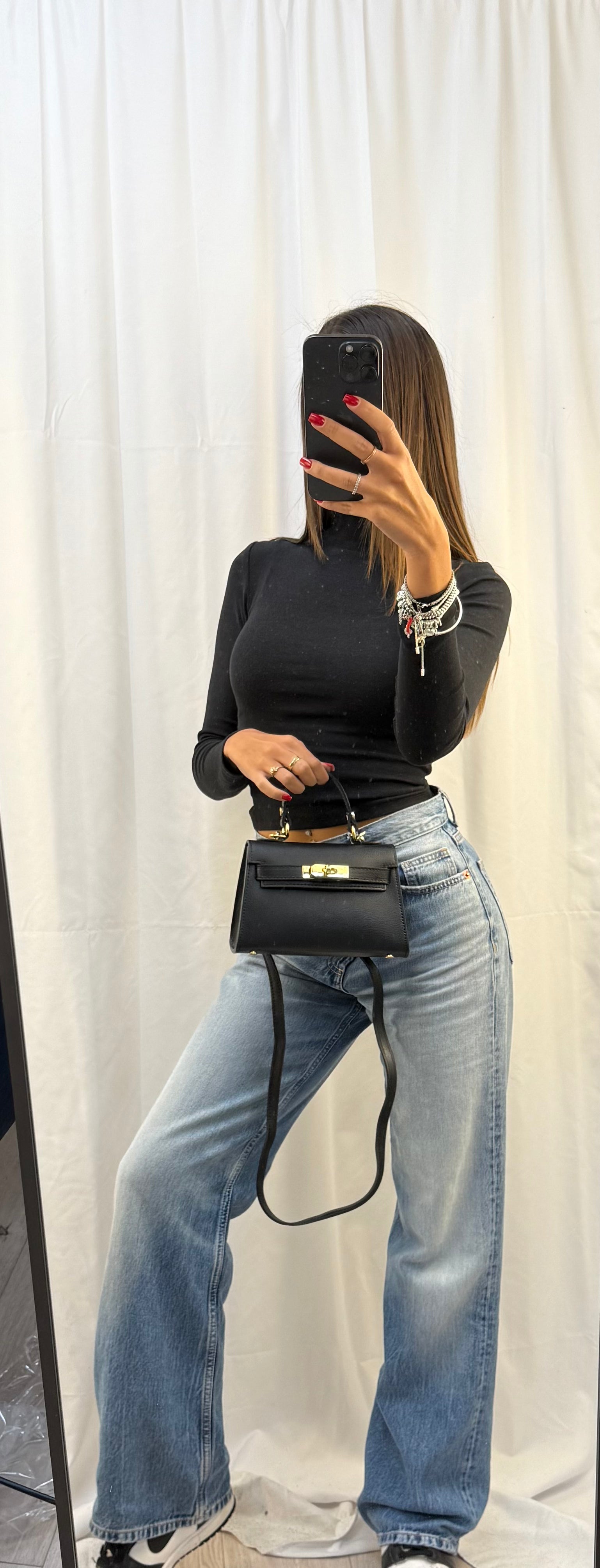 Borsa in vera pelle Made in Italy con tracolla e accessori color oro chiaro.