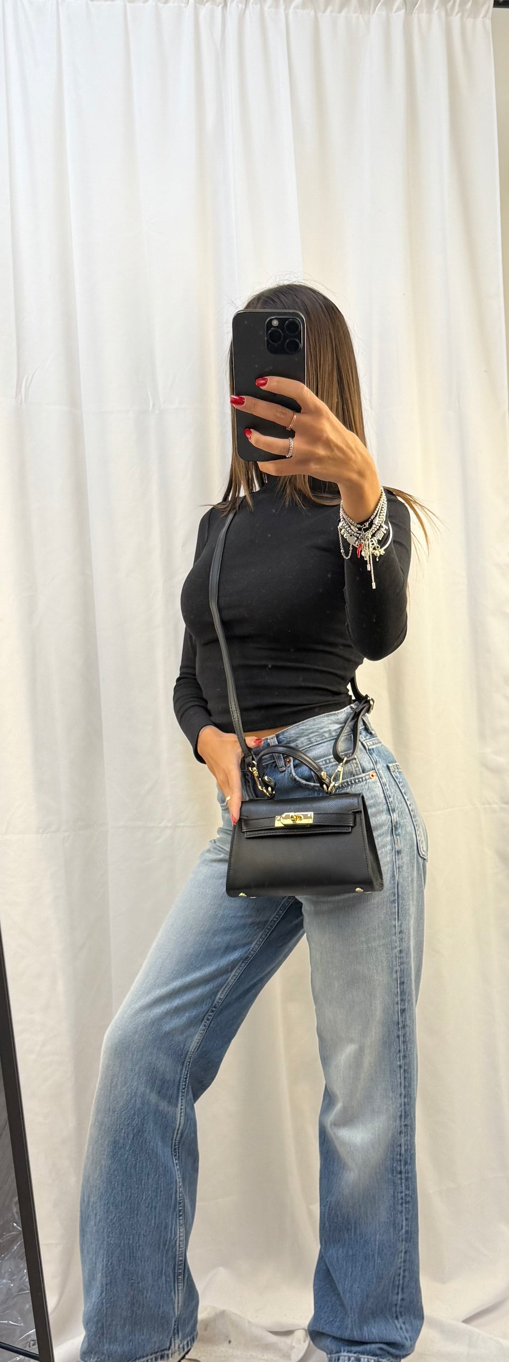 Borsa in vera pelle Made in Italy con tracolla e accessori color oro chiaro.