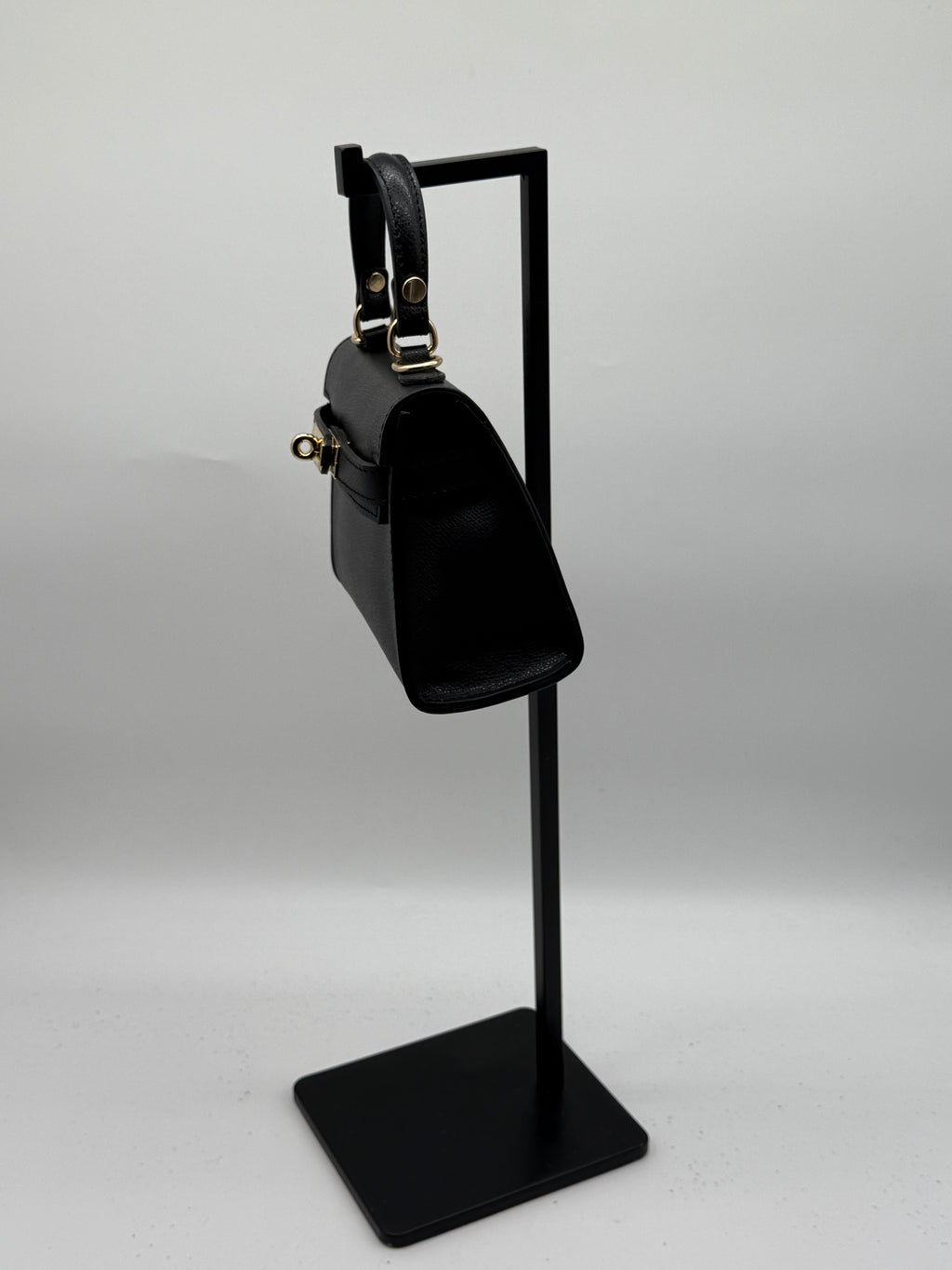 Borsa in vera pelle Made in Italy con tracolla e accessori color oro chiaro.