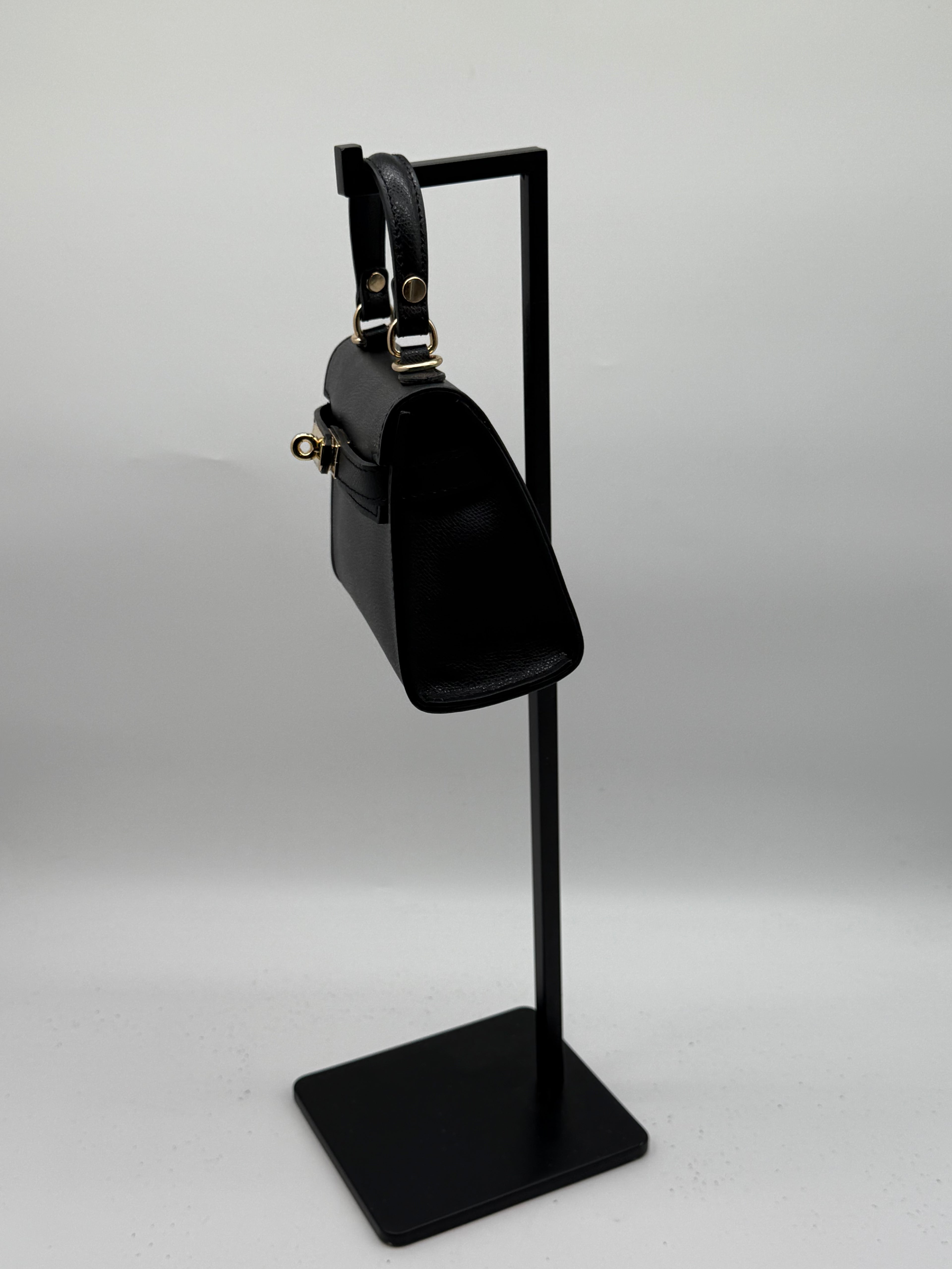 Borsa in vera pelle Made in Italy con tracolla e accessori color oro chiaro.