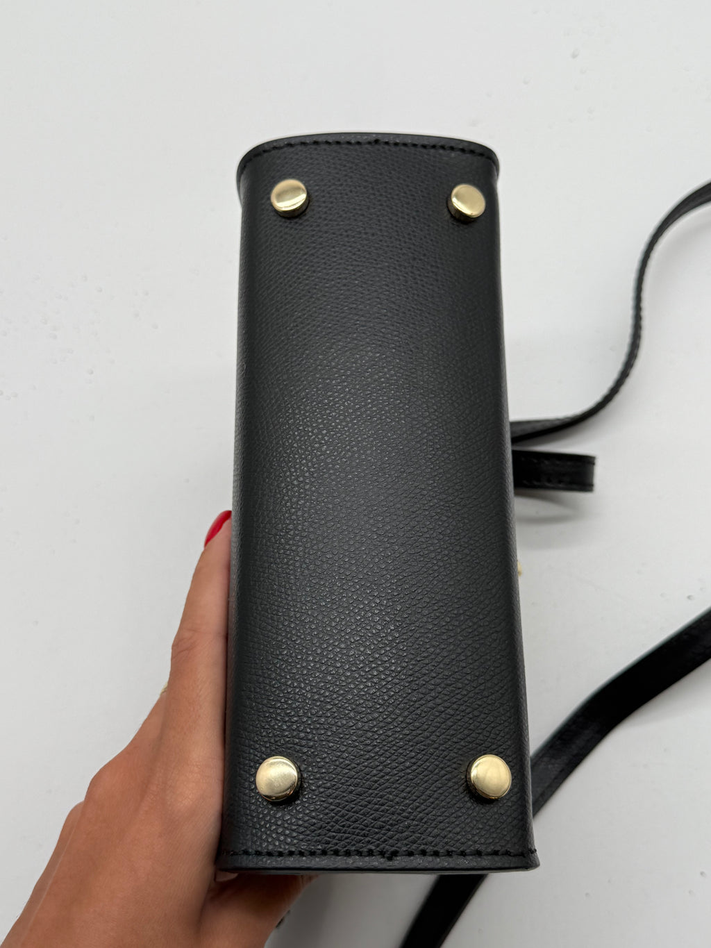 Borsa in vera pelle Made in Italy con tracolla e accessori color oro chiaro.