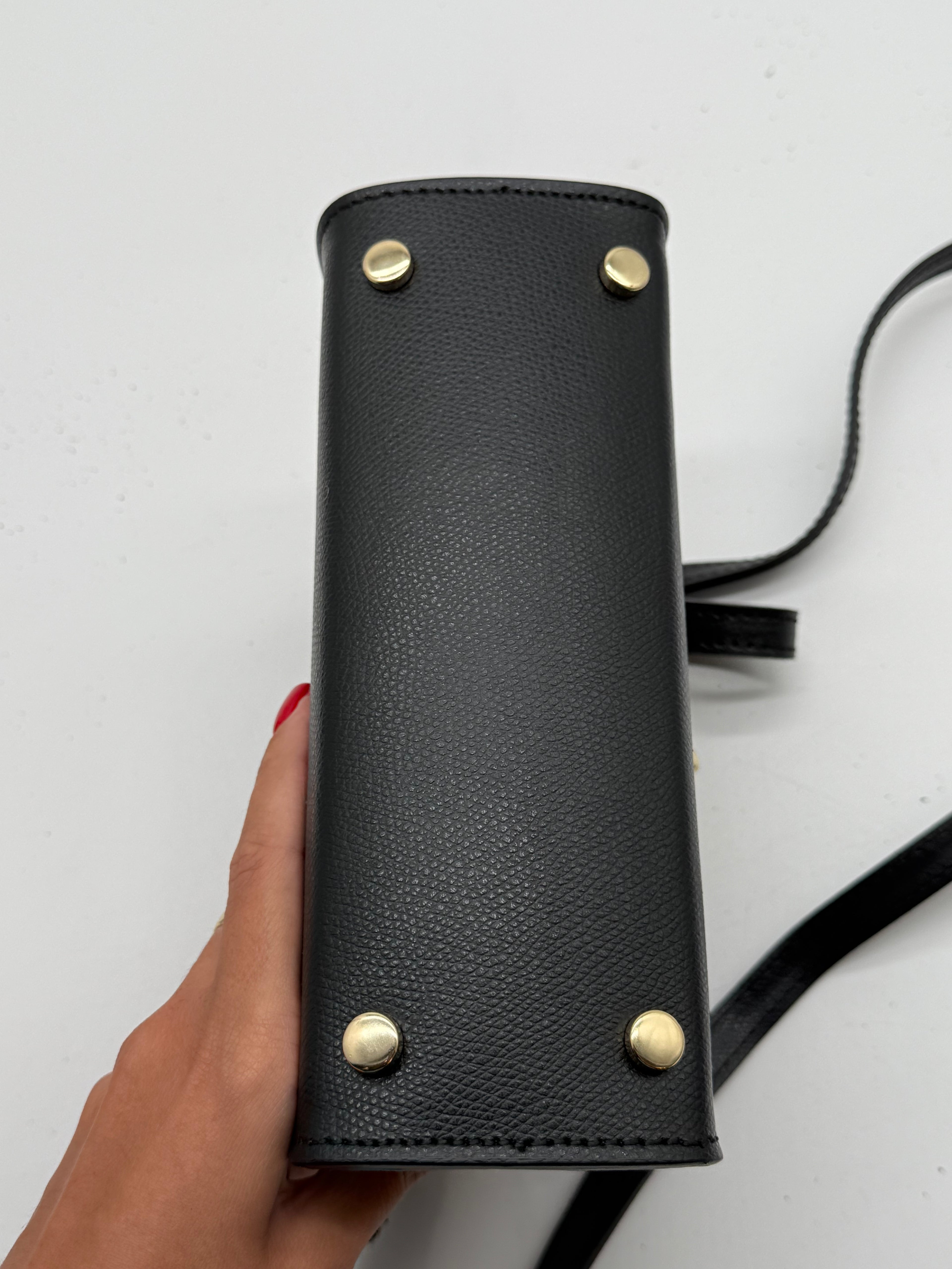 Borsa in vera pelle Made in Italy con tracolla e accessori color oro chiaro.