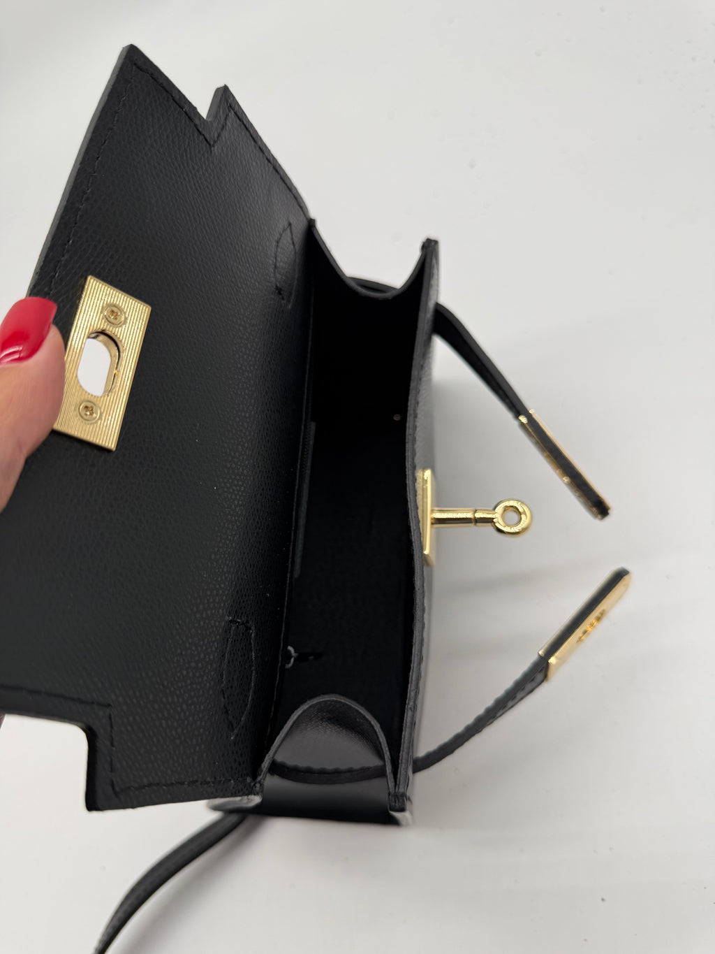 Borsa in vera pelle Made in Italy con tracolla e accessori color oro chiaro.