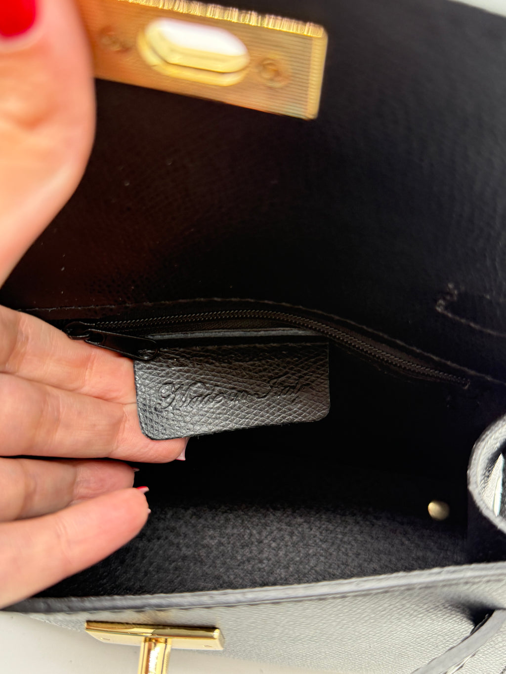 Borsa in vera pelle Made in Italy con tracolla e accessori color oro chiaro.